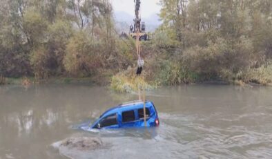 Amasya’da yolan çıkan araç nehre uçtu