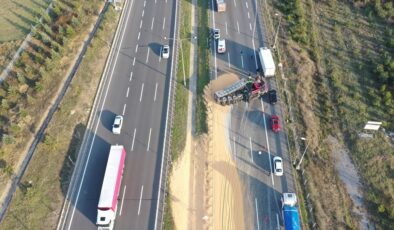 Anadolu Otoyolu Bolu kesiminde devrilen tır trafiği aksattı