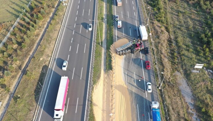 Anadolu Otoyolu Bolu kesiminde devrilen tır trafiği aksattı