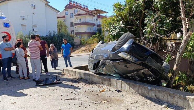 Antalya’da istinat duvarına çaran araç, bahçeye uçup ters döndü