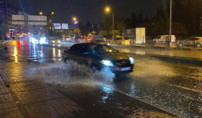 Antalya’da sağanak yağış etkili oldu