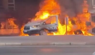 Antalya’da seyir halindeki kamyonet yandı