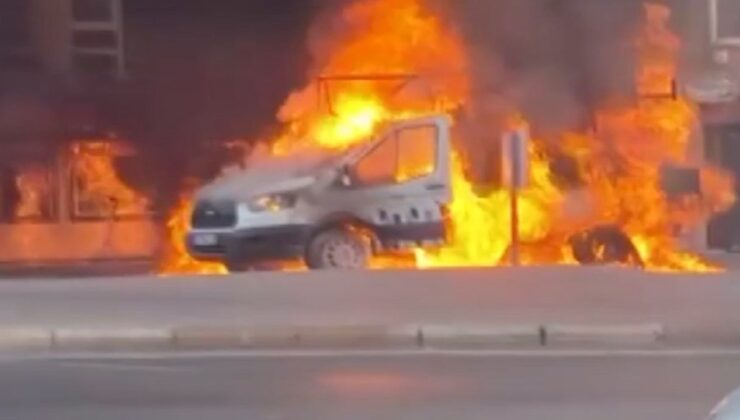 Antalya’da seyir halindeki kamyonet yandı