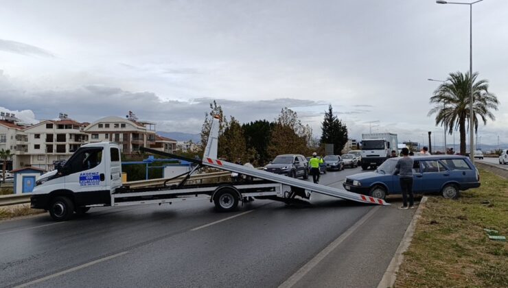 Antalya’da Tofaş marka otomobil refüje uçtu