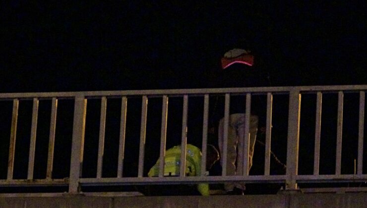 Antalya’da üst geçide çıkan gence motokurye müdahale etti