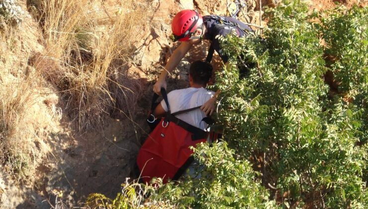 Antalya’da uygunsuz davranış sergileyenleri uyarmak için çıktığı kayalıklarda mahsur kaldı