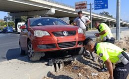 Antalya’da virajı alamayınca kaldırıma çıktı