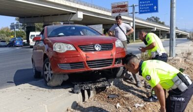 Antalya’da virajı alamayınca kaldırıma çıktı