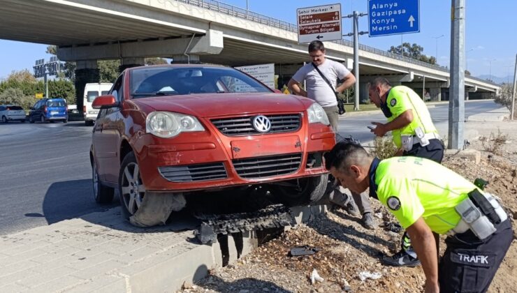 Antalya’da virajı alamayınca kaldırıma çıktı