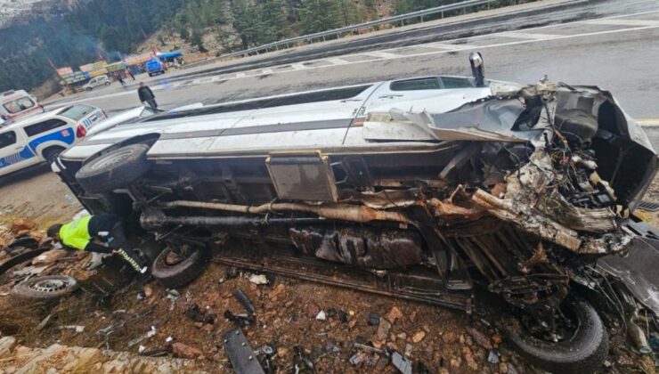 Antalya’da yolcu minibüsü devrildi: 9 yaralı