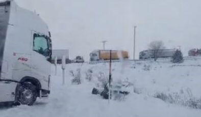 Ardahan’da kar yağınca tırlar yolda mahsur kaldı