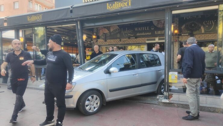 Aydın’da kontrolden çıka otomobil kafeye daldı: 4 yaralı