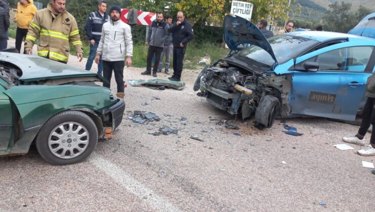 Balıkesir’de otomobiller çarpıştı: Sürücüler yaralandı