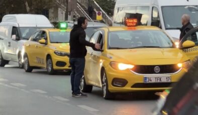 Beyoğlu’nda taksi durmayınca çılgına döndü: Aracın aynasını kırdı