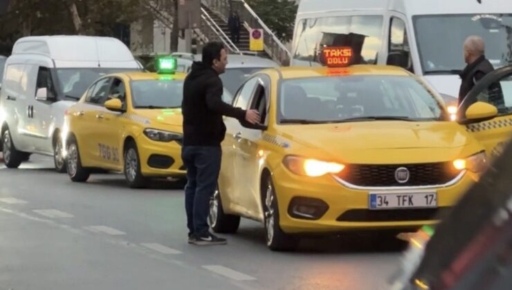 Beyoğlu’nda taksi durmayınca çılgına döndü: Aracın aynasını kırdı