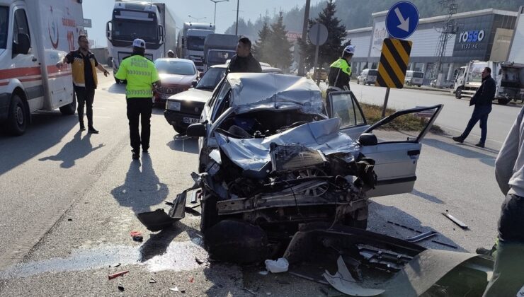 Bolu’da direksiyon başında rahatsızlanan sürücü 7 araca çarptı