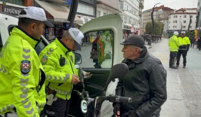 Bolu’da girilmesi yasak olan caddeye giren sürücülere polis engeli