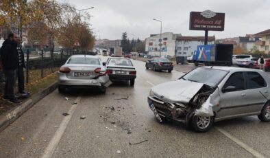 Bursa’da 3 araç birbirine girdi: 3 yaralı