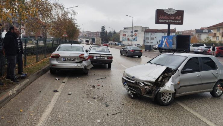 Bursa’da 3 araç birbirine girdi: 3 yaralı