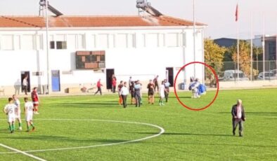 Bursa’da futbol sahasına paraşütle indi