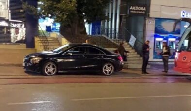 Bursa’da kız arkadaşıyla tartıştı: Aracını tramvay hattına park etti