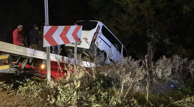 Bursa’da minibüs dere yatağına uçtu