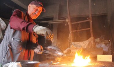 Çorum’da 76 yaşında her gün dükkanını açıyor, bakıra yeniden hayat veriyor