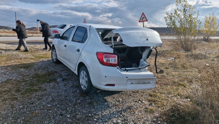 Çorum’da iki otomobil çarpıştı