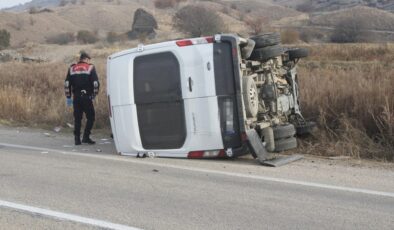 Çorum’da işçi servisi ile traktör çarpıştı: 1’i ağır 16 yaralı