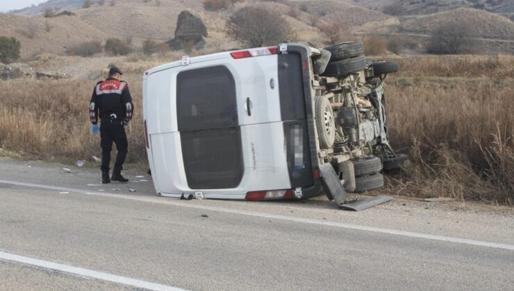 Çorum’da işçi servisi ile traktör çarpıştı: 1’i ağır 16 yaralı