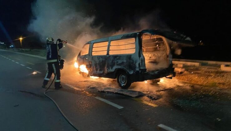 Denizli’de seyir halindeki panelvan alevlere teslim oldu