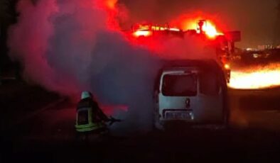 Elazığ’da seyir halindeki otomobil alev alev yandı