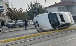 Eskişehir’de devrilen otomobil tramvay seferlerini aksattı