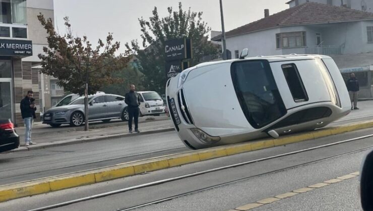 Eskişehir’de devrilen otomobil tramvay seferlerini aksattı