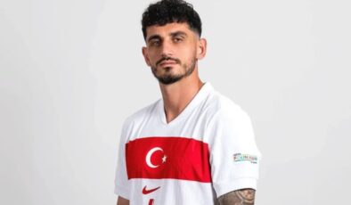 Futbolcu Samet Akaydin, oyuncu Hazal Çağlar ile ilişki yaşadığını duyurdu