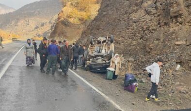 Hakkari’de minibüs takla attı: 11 yaralı