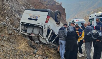 Hakkari’de minibüs takla attı