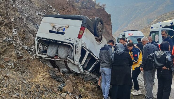 Hakkari’de minibüs takla attı