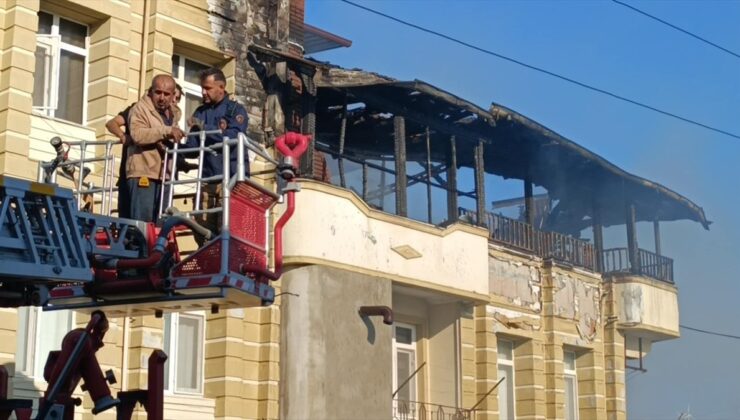 Hatay’da 3 katlı binada yangın: Mahsur kalan 3 kişi kurtarıldı