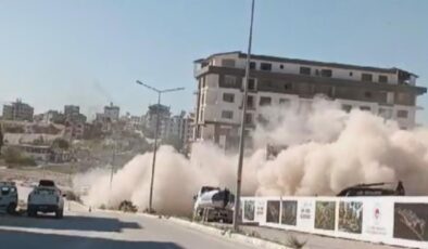 Hatay’da ağır hasarlı bina yerle bir oldu