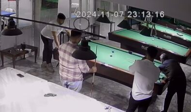 Hatay’da kafasına gelen bilardo topu bayılttı: Arkadaşları kahkahaya boğuldu