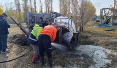 Iğdır’da devrilen beton mikseri kaldırmak için içi boşaltıldı