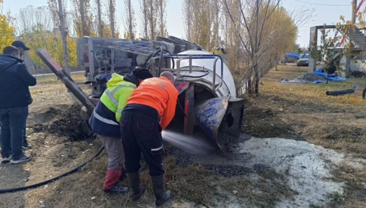 Iğdır’da devrilen beton mikseri kaldırmak için içi boşaltıldı