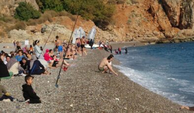 İki farklı Antalya: Dağlarda mevsimin ilk karı, sahillerde yaz havası…