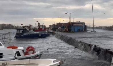 İstanbul’da deniz taştı, tekneler zarar gördü