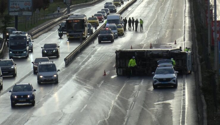 İstanbul’da et yüklü kamyonet devrildi: Trafik kilitlendi