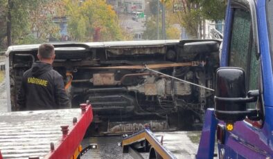 İstanbul’da kontrolden çıkan panelvan devrildi