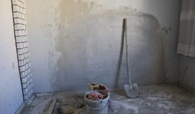 İzmir’de 35 yıllık komşusu duvarı kırarak eşyalarını çaldı