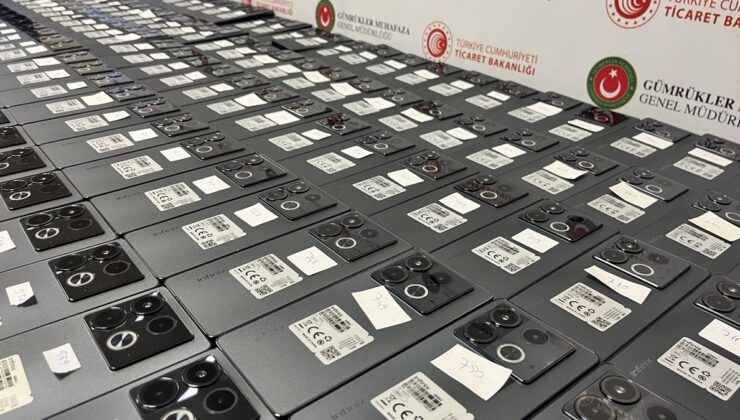 Kapıkule’de lüks otomobilde 800 cep telefonu ele geçirildi