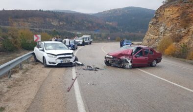 Karabük’te iki otomobil çarpıştı: 8 yaralı